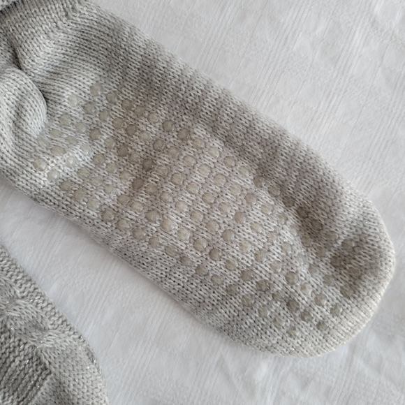 ⭐️2/$15 NWOT Bench reading socks - Picture 2 of 4